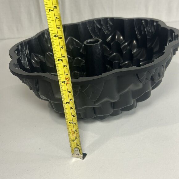 Nordic Ware Chrysanthemum Bundt Pan 10 Inch Heavy - Picture 6 of 6